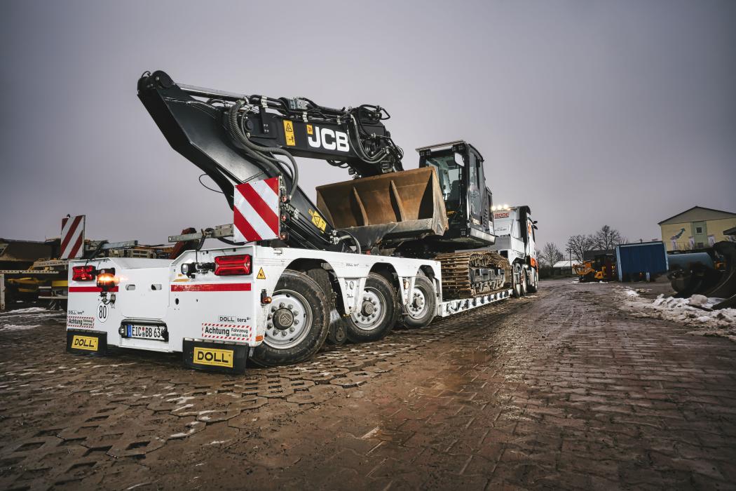 Mit den Doll-eigenen elektronischen Assistenzsysteme sei es möglich, alle zentralen Aufliegerfunktionen vom Fahrersitz im Lkw aus zu steuern. (Foto: Doll Fahrzeugbau)