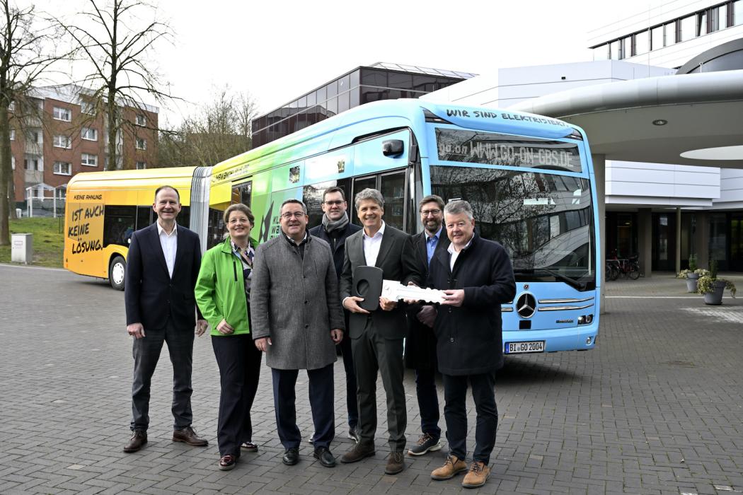 Symbolische Schlüsselübergabe für den KlimaWandelBus: v.l. Jens Dilley (Verkauf Mercedes-Benz Omnibusse), Dörte Pieper (Geschäftsführerin Naturpark Teutoburger Wald/Eggegebirge), Dr. Axel Lehmann (Landrat Kreis Lippe und Verbandsvorsteher Naturpark Teutoburger Wald/Eggegebirge), Matthias Kalkreuter (Aufsichtsratsvorsitzender Kommunale Verkehrsgesellschaft Lippe), Robert Wilhelm (Leiter eMobility Vertriebskoordination Daimler Buses), Achim Oberwöhrmeier (Geschäftsführer Kommunale Verkehrsgesellschaft Lippe) 