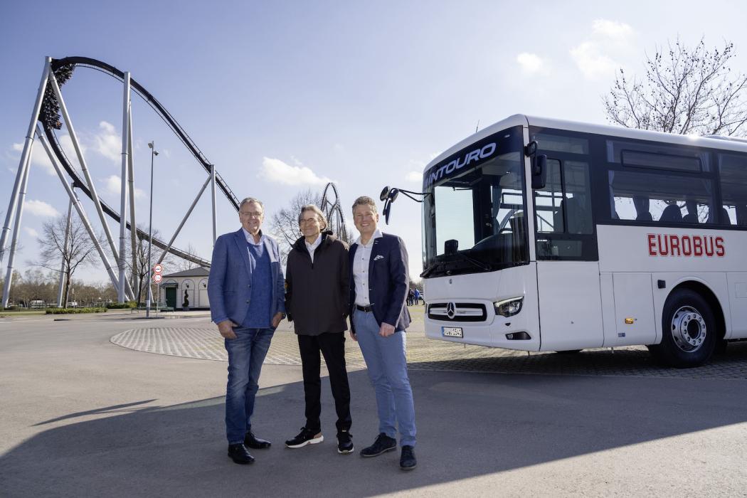 Erste Kundenerprobungsfahrt des eIntouro: v.l. Europa-Park-Inhaber Roland Mack, Dr. Thomas Knecht (Inhaber der Knecht Gruppe) und Mark Westendorp, Leiter Produktmanagement bei Daimler Buses. (Foto: Daimler Truck AG)