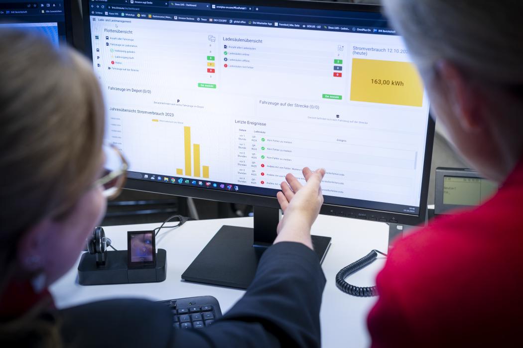 Die Sinos GmbH bietet ein intelligentes Lademanagementsystem an. Damit können beispielsweise E-Busse dann geladen werden, wenn die Stromnetzbelastung gering und der Strom günstig ist. (Foto: Daimler Truck AG)