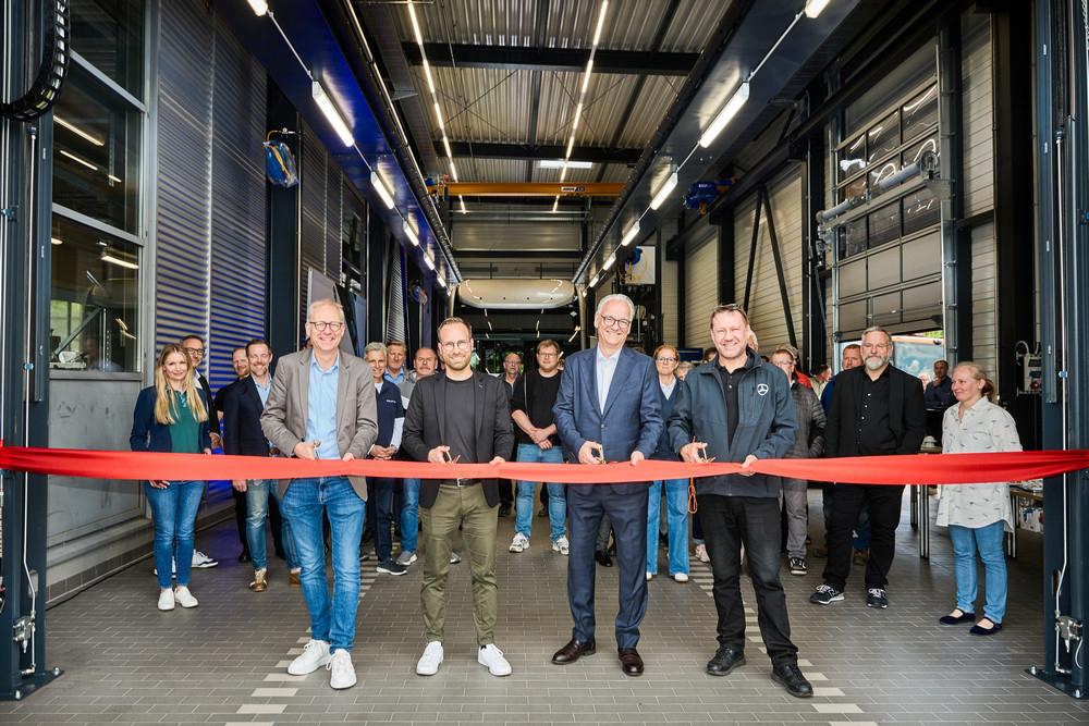 Bereit für E-Lkw und E-Busse: Daimler Truck erweitert seinen Standort für Vertrieb und Service in Würzburg – v.l. Dr. Volker Hüntrup (Direktor Own Retail Group Mercedes-Benz Trucks Europe), Johannes Franz (Centerleiter Nutzfahrzeugzentrum Würzburg), Architekt Dipl.-Ing. Jens-Ch. Geisendörfer (Geisendörfer Architekten, Würzburg) und Thomas Haas (Serviceleiter Nutzfahrzeugzentrum Würzburg). (Foto: Daimler Truck AG)