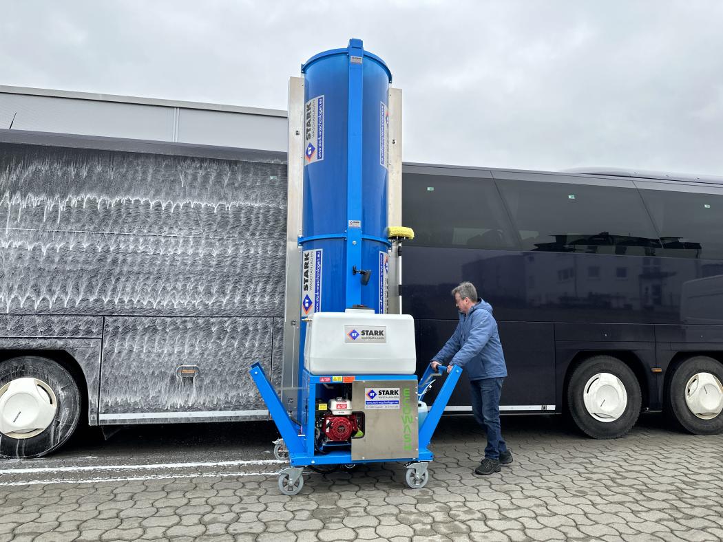 Die selbstfahrende Anlage Ecowash Duo gibt es wahlweise mit Akku oder Verbrennermotor. (Foto: Stark Reinigungsgeräte GmbH)