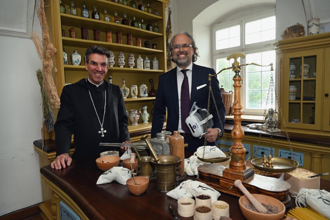 Abt Johannes Eckert (l.) und Jasper Broeker, Mitglied der Geschäftsleitung von TimeRide, im Innern der Alten Apotheke. (Foto: Nila Thiel)
