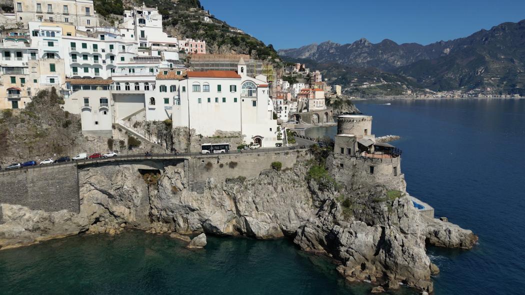 Die Straße, die Amalfi, Ravello und Scala verbindet, ist eine landschaftlich reizvolle, aber auch anspruchsvolle Strecke mit engen Kurven, steilen Anstiegen und atemberaubenden Ausblicken, die jedes Jahr Millionen von Besuchern in ihren Bann zieht. (Foto: Allison Transmission)