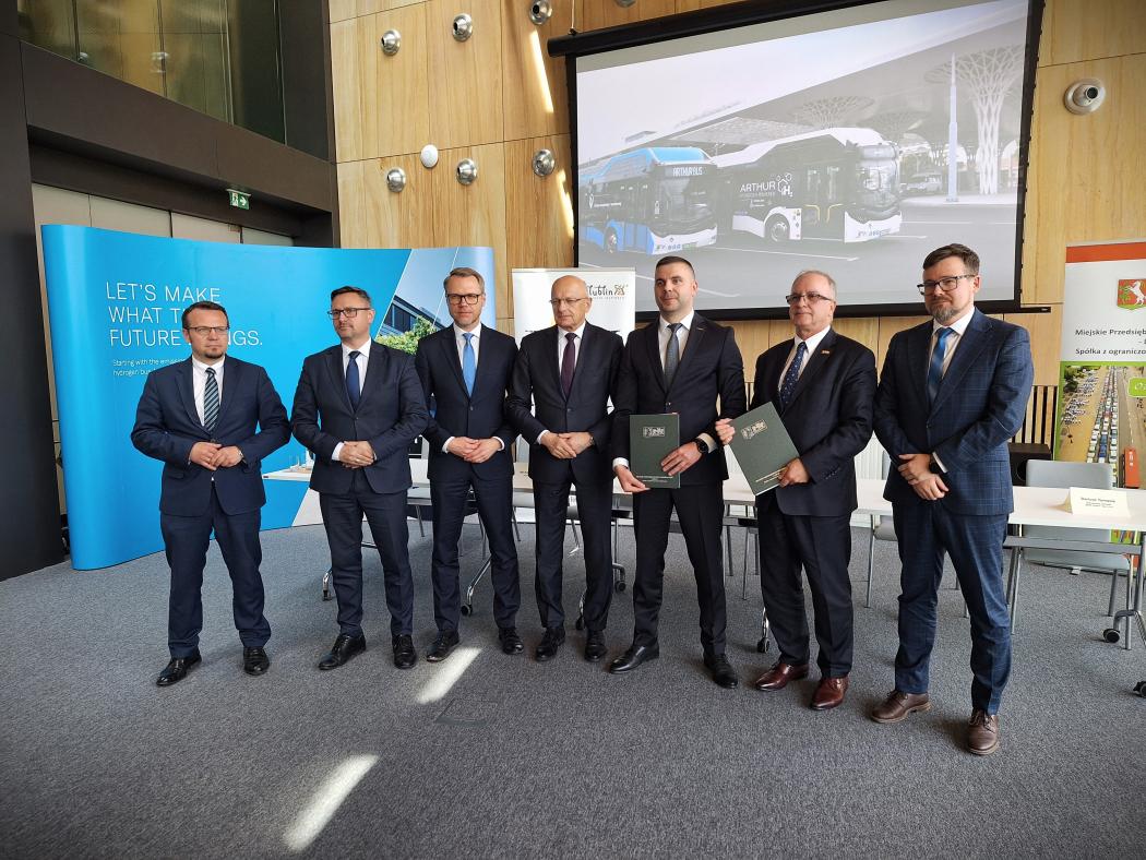 Vertragsunterzeichnung über 20 Arthur H2-Brennstoffzellenbusse für die Stadt Lublin mit dem Bürgermeister Krzysztof Żuk (4.v.r.), Vizebürgermeister Tomasz Fulara (2.v.l.), MPK-Lublin-Geschäftsführer Bogdan Kołciuk (2.v.r.) und Arthur-Bus-CTO Rafał Słomka (3.v.r.). (Foto: Arthur Bus)
