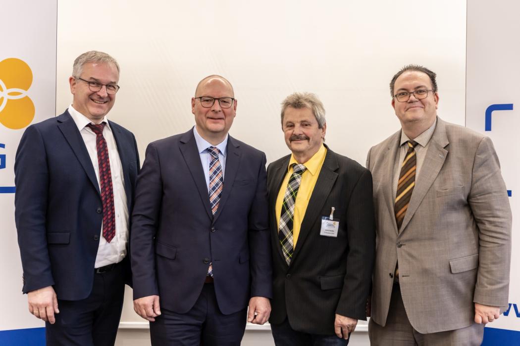 Die Initiatoren des 20. Mitteldeutschen Omnibustags am 12. und 13. November in Landsberg bei Halle sind die Omnibusverbände der drei Länder Sachsen, Sachsen-Anhalt und Thüringen: v.l. Geschäftsführer Tilman Wagenknecht und Vorsitzender Mario König des Verbands Mitteldeutscher Omnibusunternehmen (MDO), Vorsitzender Helmut Jetschke des Landesverbands Sächsischer Omnibus- und Touristikunternehmen (LSOT) sowie Björn Kunze vom Verband der Omnibusunternehmen Sachsen-Anhalt (VSAO). (Foto Paul Hentschel)