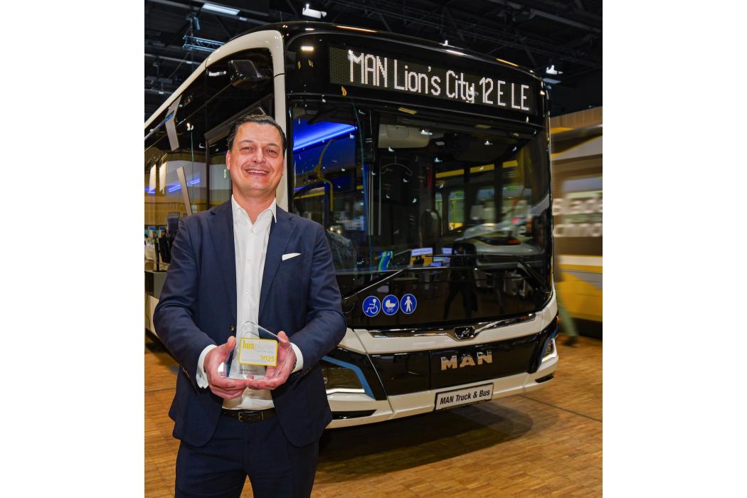 Preisträger in der Kategorie 12-m-Elektrobusse: der MAN Lion’s City 12 E LE. Verkaufsleiter Bus Darko Simeunovic präsentierte den Award auf der Berliner Fachmesse mobility move ‘25 Anfang April. (Foto: MAN Truck &amp;amp; Bus)