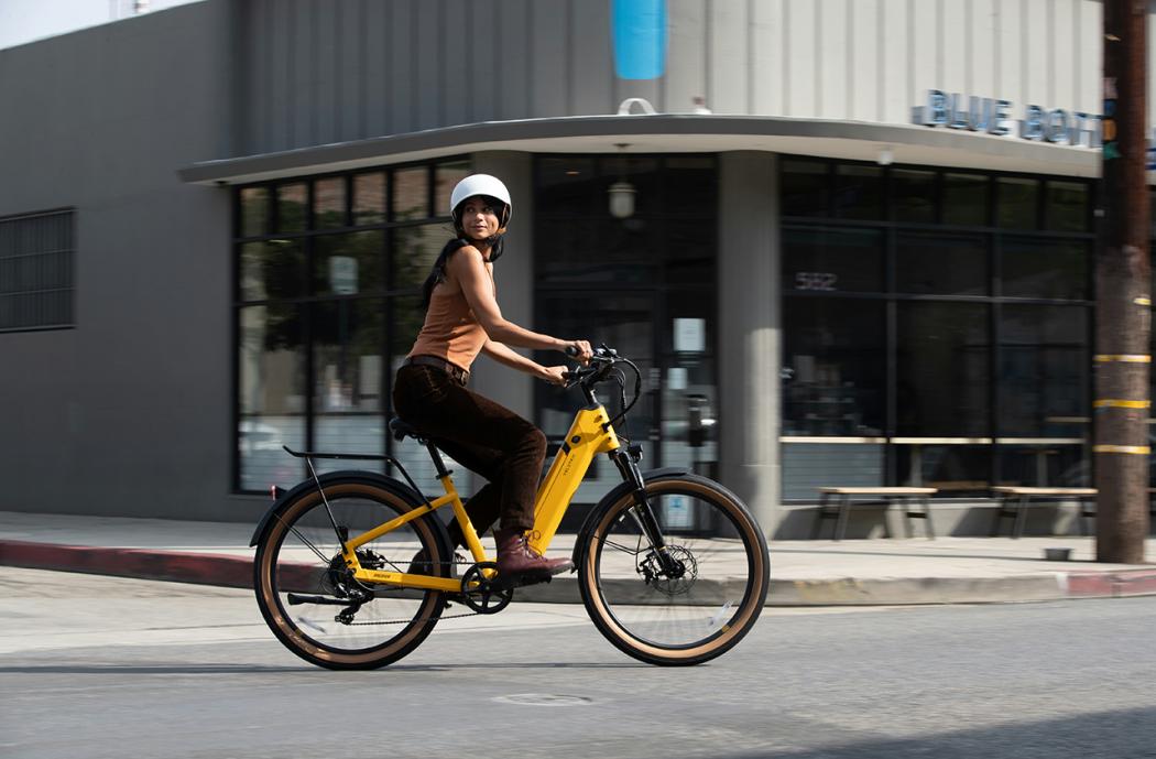 Flott unterwegs - und sicher: Die Prüfgesellschaft GTÜ fasst zur Eurobike Tipps für sicheren Betrieb von Pedelecs zusammen - und richtet einen Appell an Autofahrer. | Foto: GTÜ