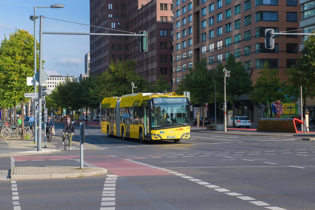 Der Solaris Urbino 18 electric gehört zur neuen Generation vollelektrischer Gelenkbusse, die künftig im Berliner Stadtverkehr zum Einsatz kommen sollen. | Foto: Solaris Bus &amp;amp; Coach
