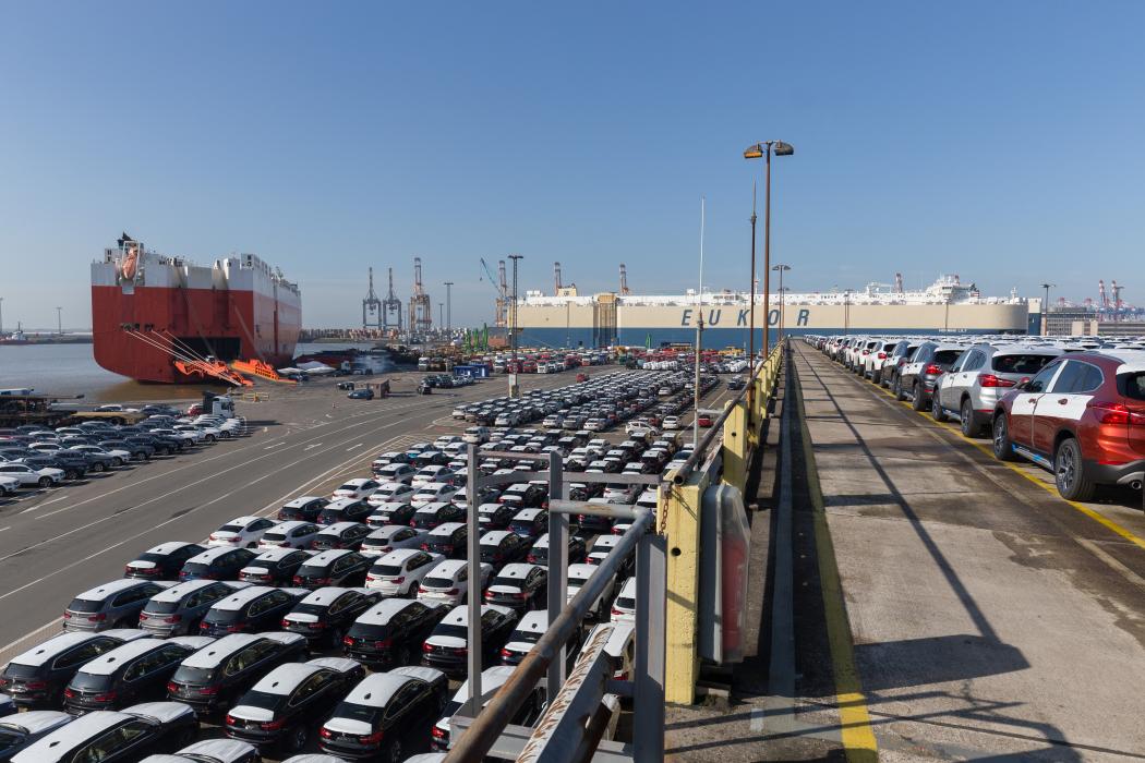 Autoterminal Bremerhaven: Umschlagplatz für hunderttausende Fahrzeuge im internationalen Seehafenverkehr. (Foto: BLG)