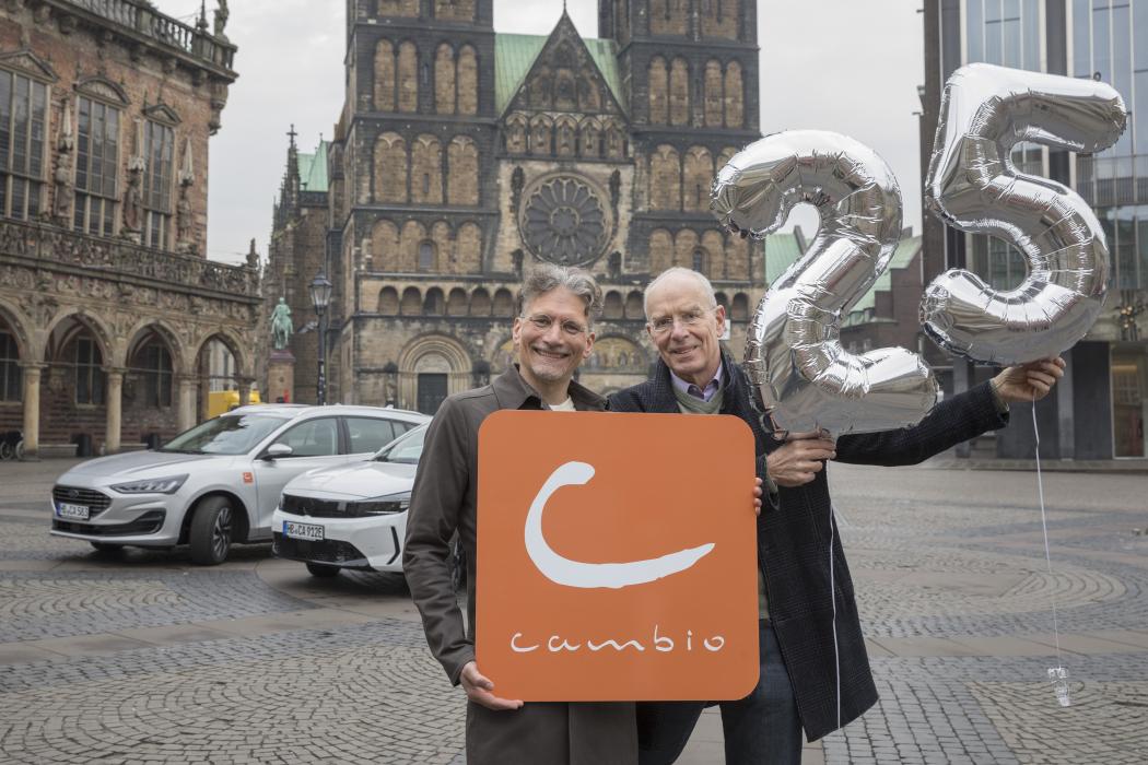 Shared rides are better: Norbert Jagemann (left) and Joachim Schwarz (managing director of the cambio group). | Photo: Nikolai Wolff.