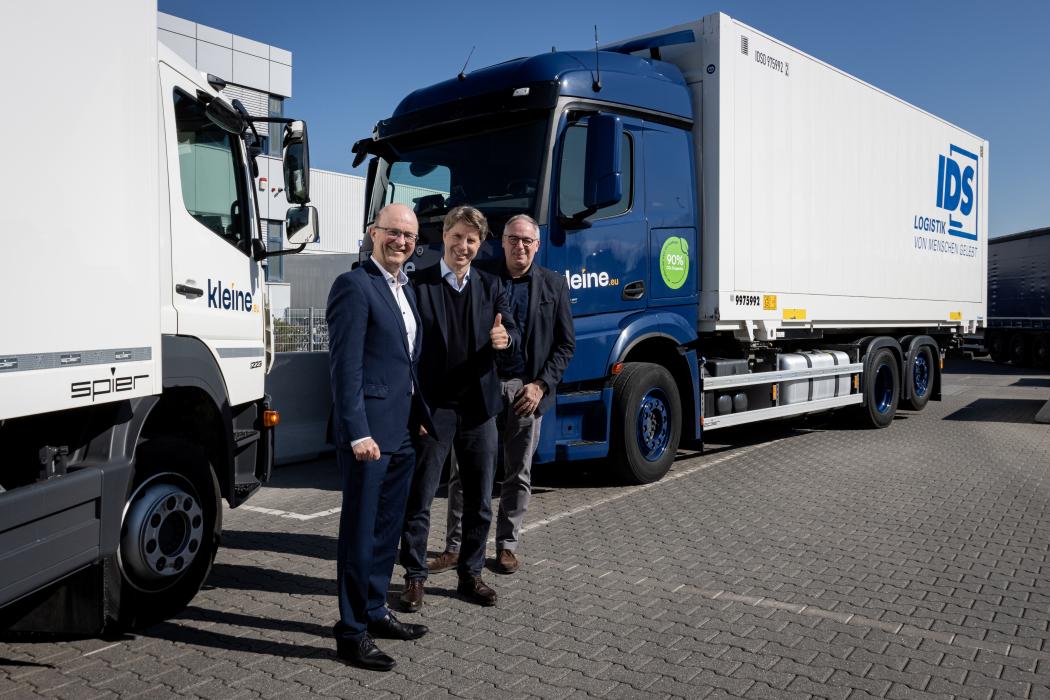Freuen sich auf die Zusammenarbeit (v l.): Dr. Michael Bargl, IDS Geschäftsführer, Christoph Kleine, Inhaber und Geschäftsführer der Kleine Spedition GmbH und Andreas Gierling, Mitglied der Kleine-Geschäftsleitung. Foto: IDS Logistik