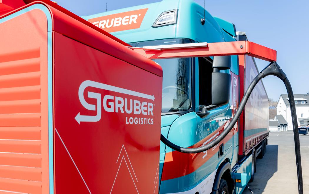 Im Bild eine Ladestation am firmeneigenen Standort im hessischen Staufenberg von Gruber Logistics. Foto: Gruber Logistics