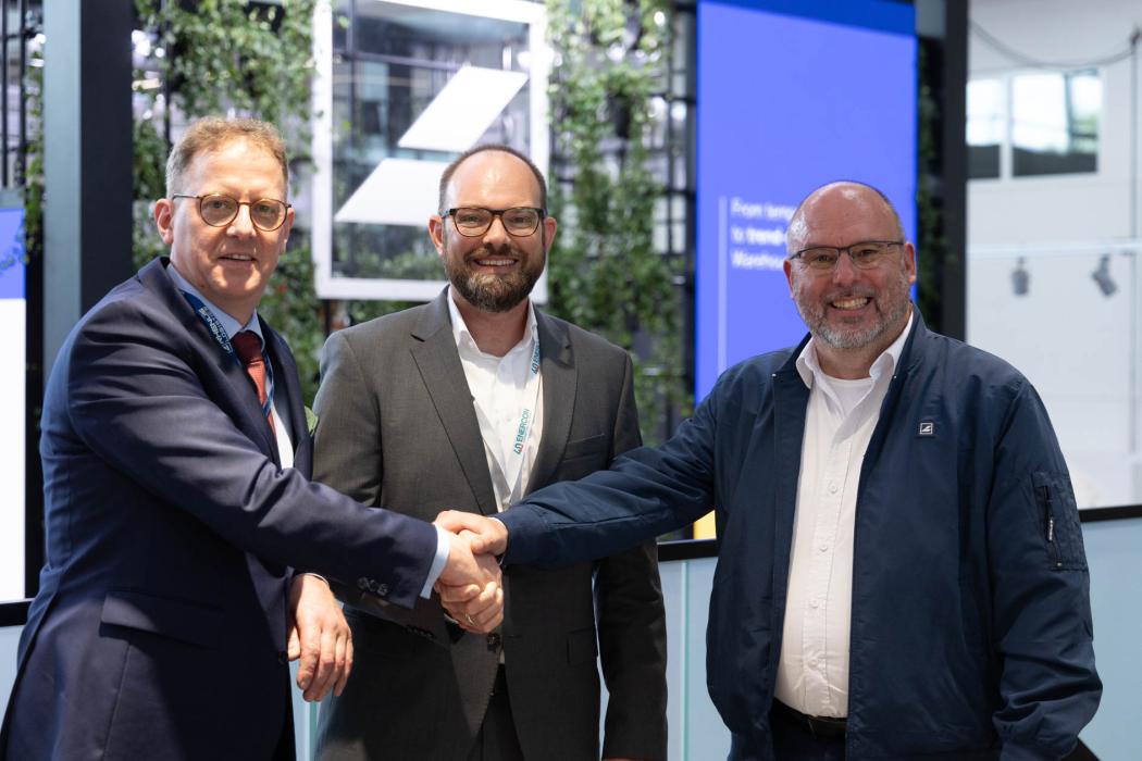 (v.l.n.r.): Michael de Reese (Leiter der Division Rhenus Port Logistics), Hendrik Peterburs (Vice President der ENERCON Global Logistics) und David Schütz (Senior Project Manager) bei der zur Rhenus Gruppe gehörigen Deutschen Binnenreederei, feierten den Vertragsabschluss für den innovativen Schubleichter auf der Transport Logistic in München. (Foto: Rhenus SE &amp;amp; Co. KG)