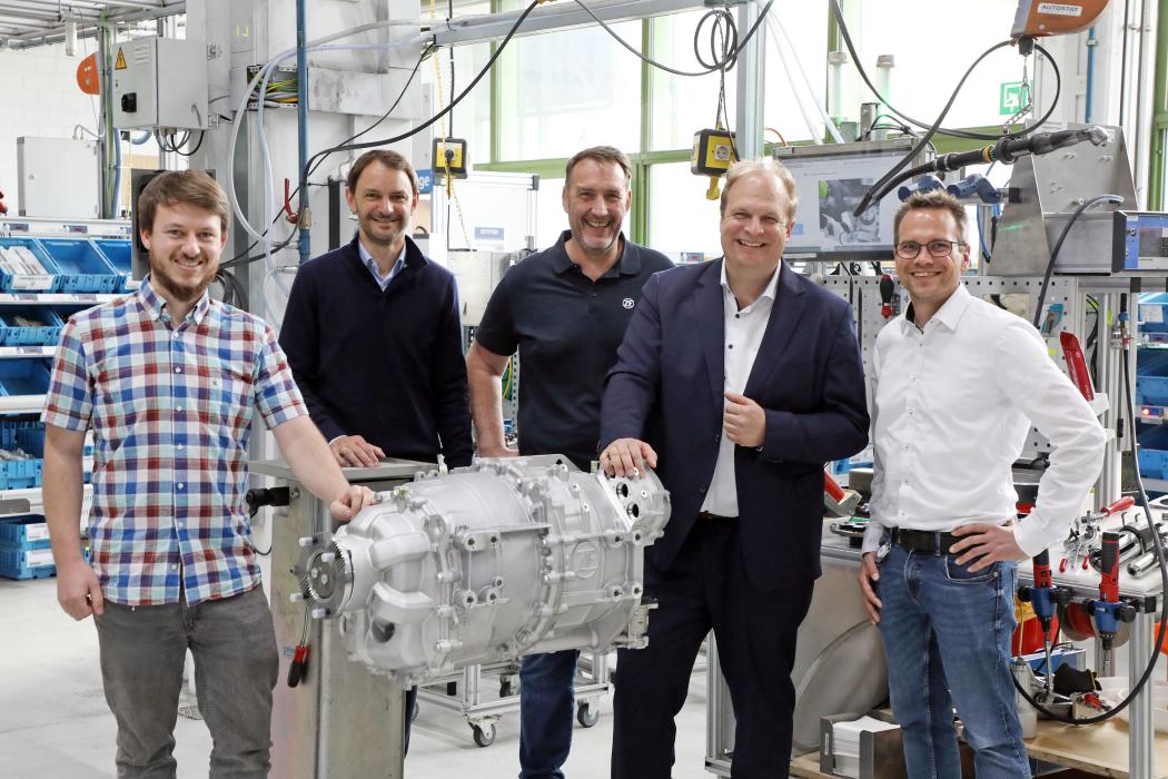 Produktionsjubiläum bei ZF: Dr. Jochen Witzig, Leiter des Produktionswerks Friedrichshafen (2.v.r.) mit dem Team aus der Markteinführung, Serienbetreuung und Produktion vor der Jubiläumseinheit von CeTrax. Zehntausend Systeme wurden seit dem Serienstart 2019 gefertigt. (Foto: ZF)