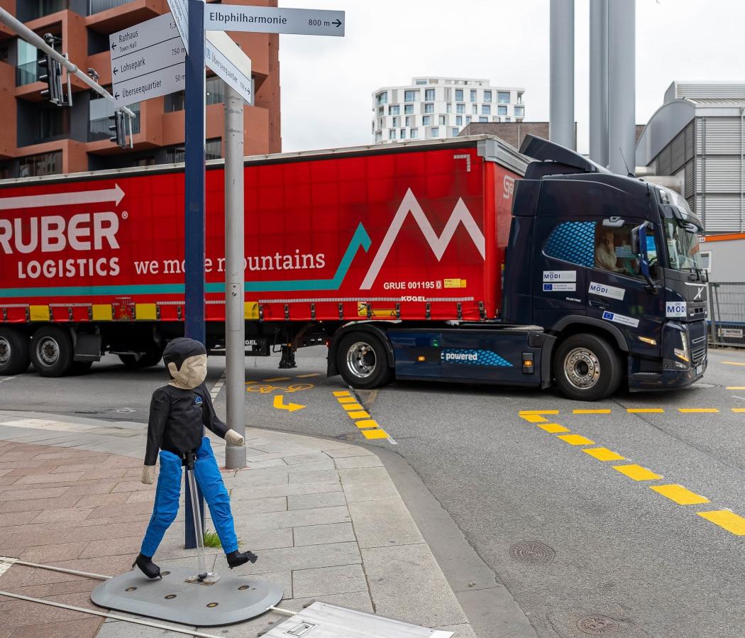 MODI-Projekt in Hamburg: Getestet wurde das sichere, automatisierte Einfädeln von Lkw im Autobahnverkehr sowie die zuverlässige Erkennung gefährdeter Verkehrsteilnehmer im urbanen Umfeld. | Bild Gruber Logistics