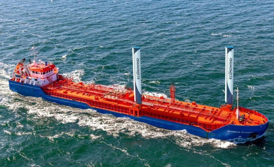 Der Liquid Coaster „Amadeus Titanium“ der HGK-Shipping-Tochter Amadeus Schiffahrts- und Speditions GmbH soll mit nachgerüsteten VentoFoils künftig in Short-Sea-Verkehren für Covestro unterwegs sein. Foto: De Bock Maritiem B.V.