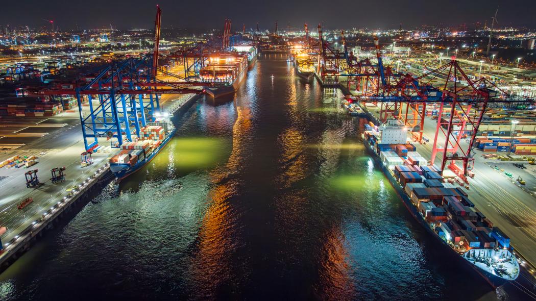 Containerschiffe im Hamburger Hafen während der Abfertigung am Terminal. | Foto: HHM