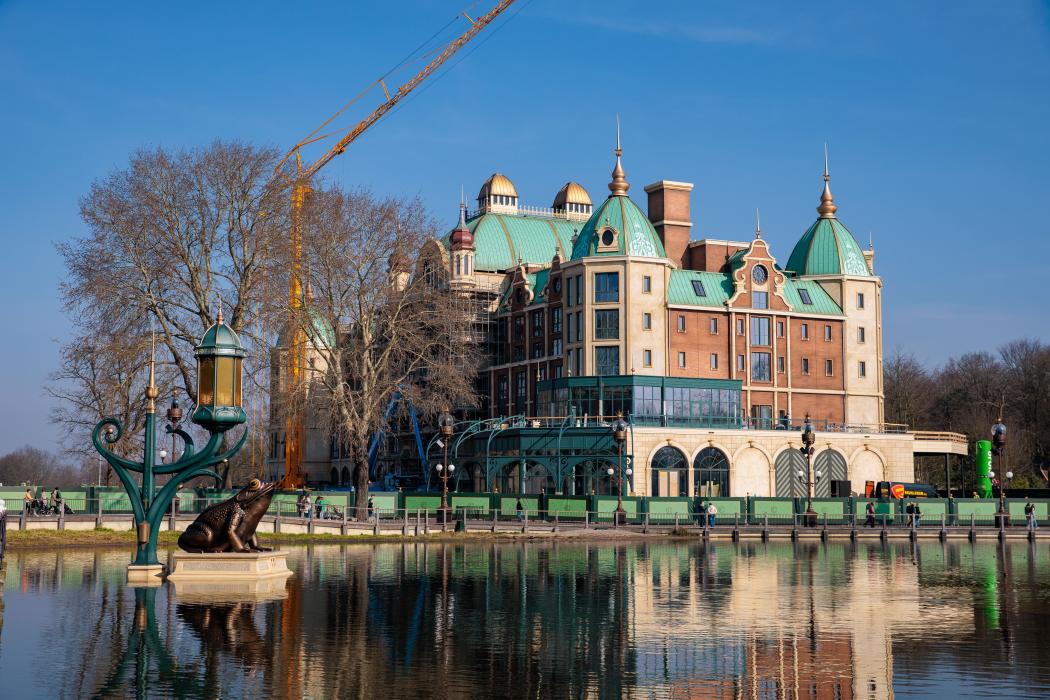Bau weit fortgeschritten: Ab 1. August 2025 können die Gäste zum ersten Mal im Efteling Grand Hotel übernachten. (Foto: Efteling)