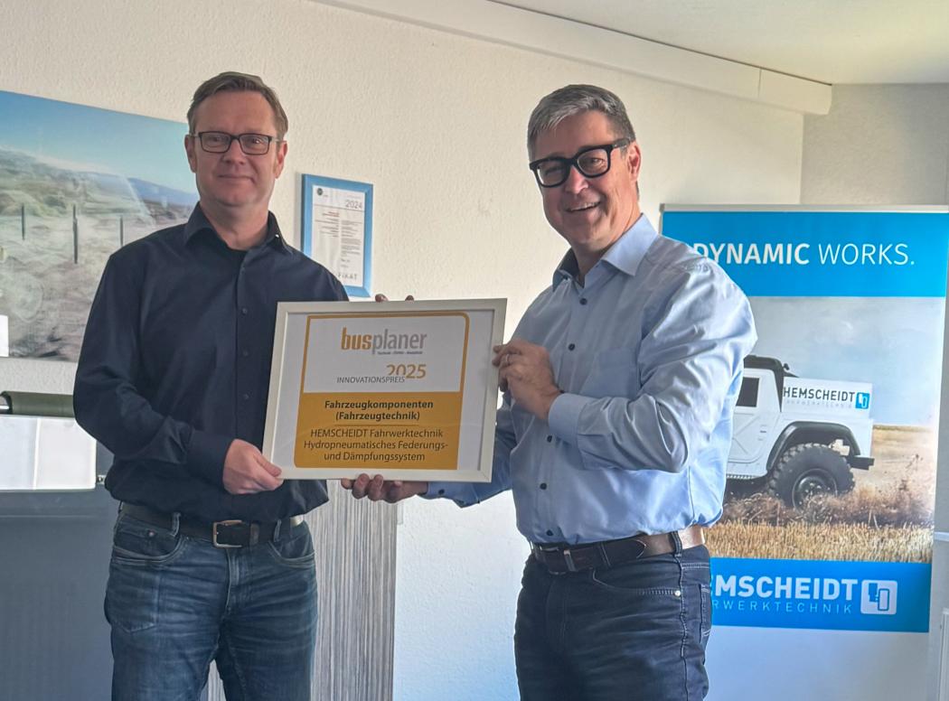 Das hydropneumatische Federungs- und Dämpfungssystem von HEMSCHEIDT erhielt den busplaner Innovationspreis 2025 in der Kategorie Fahrzeugkomponenten. Auf dem Bild: Dr. Mark Wöhrmann, Geschäftsführer der HEMSCHEIDT Fahrwerktechnik (l.), und Uwe Bittroff, Geschäftsführer der HÜBNER-Gruppe. (Foto: HÜBNER-Gruppe)