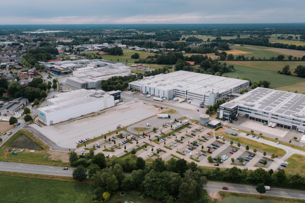 Arvato investiert weiter in das Healthcare-Geschäft und erweitert die Kapazitäten am Standort Harsewinkel: Mit dem offiziellen Spatenstich wurde die nächste Phase der Standorterweiterung eingeläutet, die bis Mitte 2026 abgeschlossen sein soll. (Foto: Arvato)