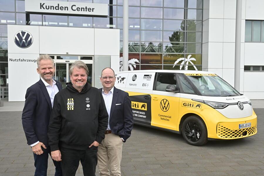 Schub für den Buzz: VWN-Markenvorstände Steffen Reiche (li.) und Lars Krause wünschen Rainer Zietlow viel Erfolg. | Foto: VWN