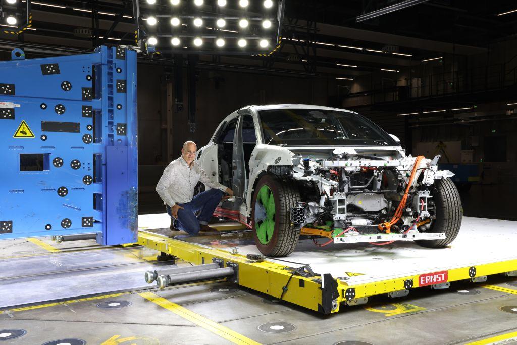 Unser Autor war erstaunt nach dem Pfahlcrash mit 32 km/h voll in die Flanke: Der Akku des elektrischen Macan litt darunter kaum. | Foto: Porsche