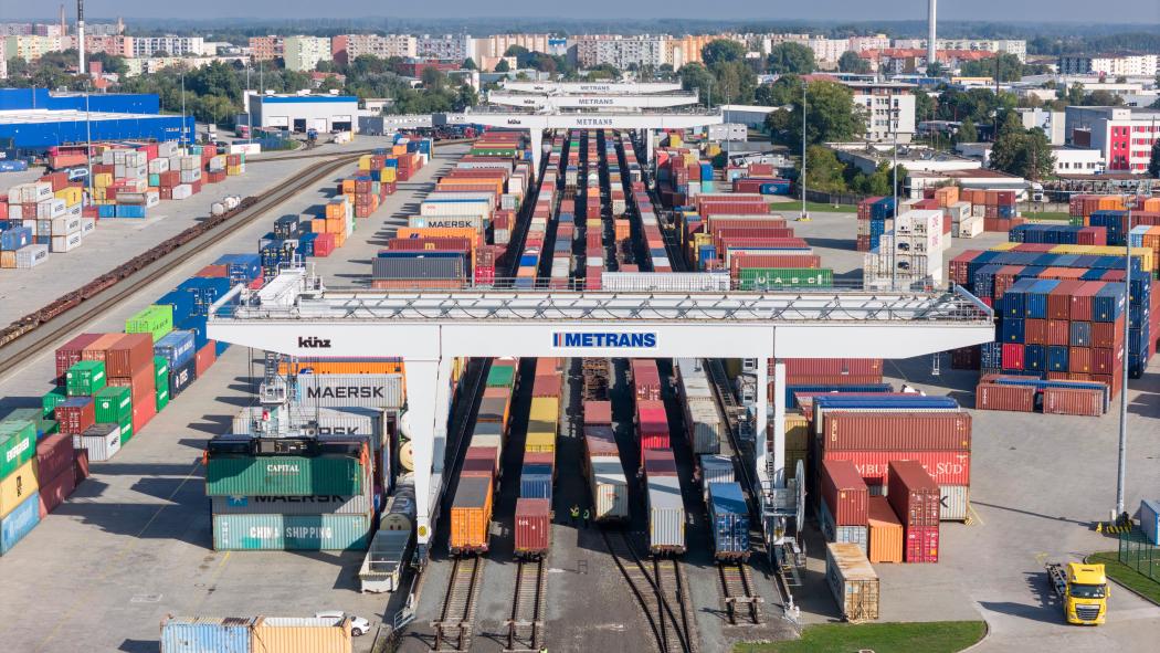 Container werden an einem Terminal für den Weitertransport auf Schiene und Straße bereitgestellt. | Foto: Thies Rätzke / HHLA