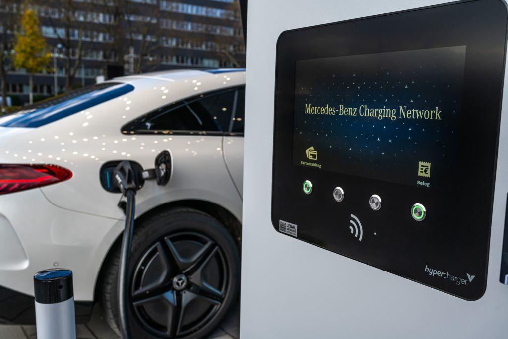 Laden statt tanken: Eine Agora-Analyse nimmt den Sektor umfassend in den Blick, inklusive Verkehrsaufkommen, E-Auto-Zulassungen und Ladeinfrastruktur. | Foto: Mercedes-Benz