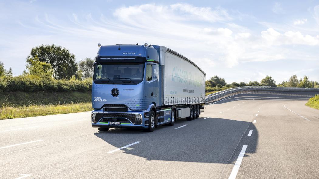Mercedes-Benz Trucks wird sein batterieelektrisches Lkw-Portfolio um weitere Varianten auf Basis des Mercedes-Benz eActros 600 ergänzen. Das erweiterte Portfolio wird beispielsweise Sattelzugmaschinen und Pritschenfahrgestelle mit zusätzlichen Radständen, Varianten mit zwei Batteriepaketen sowie alternative lange Fahrerhausvarianten in verschiedenen Dachformen umfassen. (Foto: Daimler Truck AG)