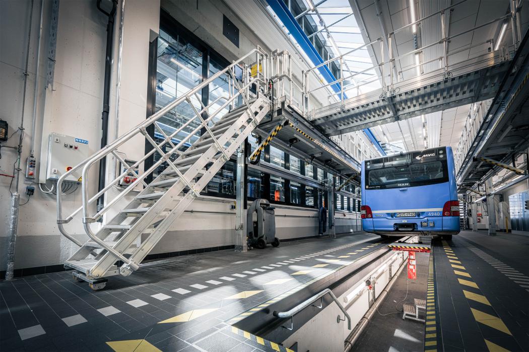 Elektrisch oder manuell verstellbare Arbeitsbühnen der Munk Günzburger Steigtechnik sorgen für Effizienz und Sicherheit bei der Wartung von Bussen. (Foto: Munk Group)