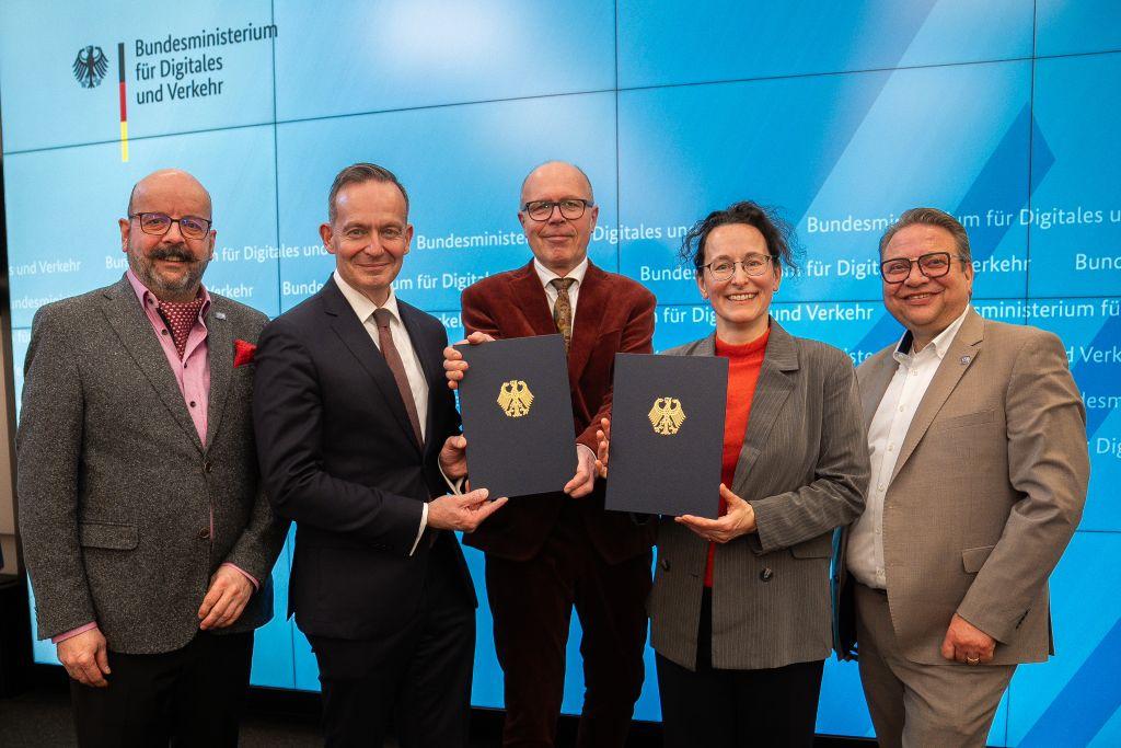 Feierlicher Start: (v. li.) Markus Wartha, Dr. Volker Wissing, Dr. Dominik Geißler, Dr. Beate Ginzel in Vertretung für Burkhard Jung und Christian Roszak, Projektleitung AIAMO. | Foto: ©BMDV 
