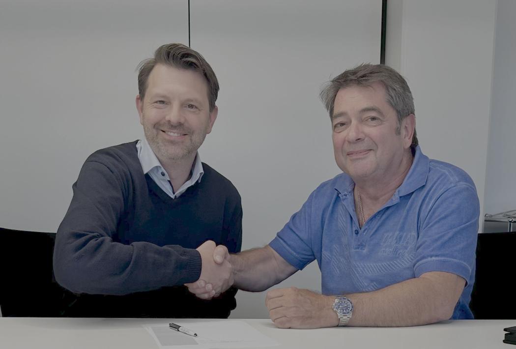 Beim Unterzeichnen des Kaufvertrags: Christopher Beplat, Geschäftsführer Eurogate Intermodal, und Eugen Deisser, Geschäftsführer Deisser-Gruppe. Foto: EGIM