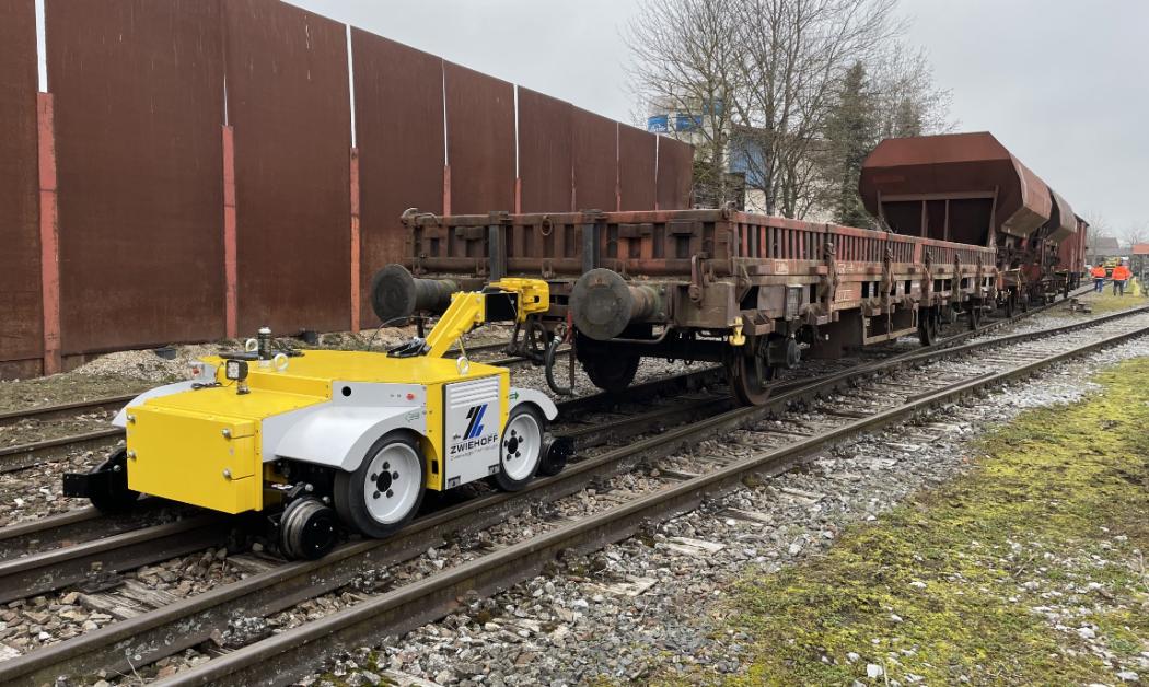 Due to its low design combined with a foldable tow bar, the compact E1 bi-directional electric shunting device from G. Zwiehoff GmbH is able to maneuver even under elevated trains. (Photo: G. Zwiehoff GmbH)