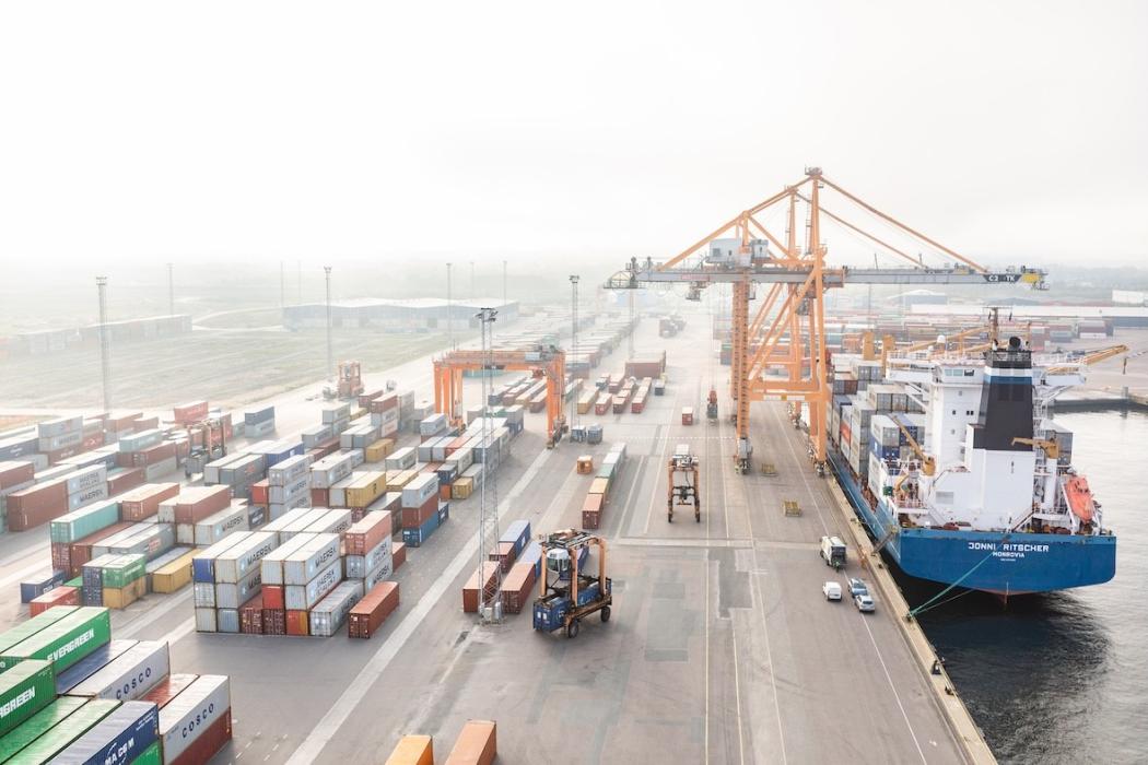 A cargo ship is located at the container terminal of HHLA TK Estonia in the port of Muuga – a test environment for automated logistics processes. (Photo: Trade Estonia)