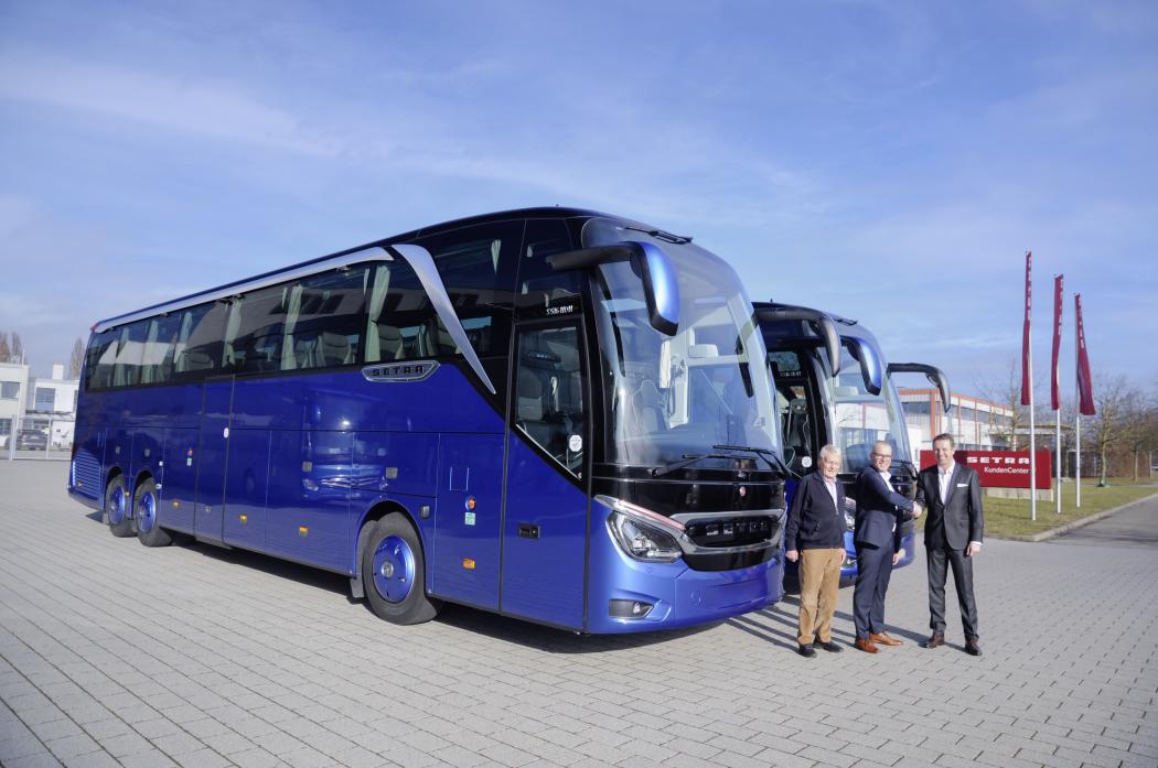 Die zwei Reisebusse für Neubauer Touristik sind jeweils mit 2+1-Bestuhlung, Bordküche und dem Glasdach TopSky Panorama ausgestattet. (Foto: Daimler Truck AG)