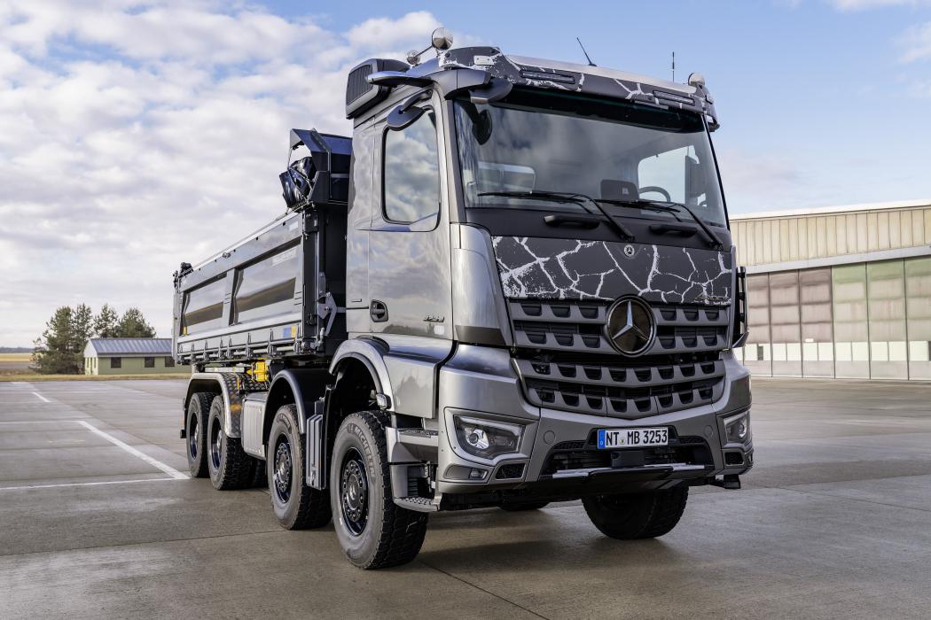 Der Mercedes-Benz Arocs Extent ist ein auf 100 Exemplare limitiertes Sondermodell und wird vom Hersteller als "Kraftpaket für den Bau" bezeichnet. (Foto: Daimler Truck AG)