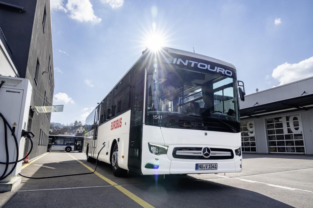 Der Absatz batterieelektrischer Fahrzeuge ist noch deutlich ausbaufähig bei Daimler Truck. Abhilfe schaffen könnte auf diesem Weg ab kommendem Jahr u.a. der eIntouro. (Foto: Daimler Truck AG)
