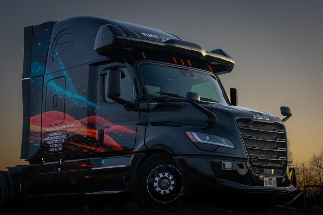 Die neue Fahrzeugarchitektur des Freightliner Cascadia integriert autonome Technologien. Auf längere Sicht soll sie Fahrten auf Level 4 ermöglichen. (Foto: Daimler Truck)