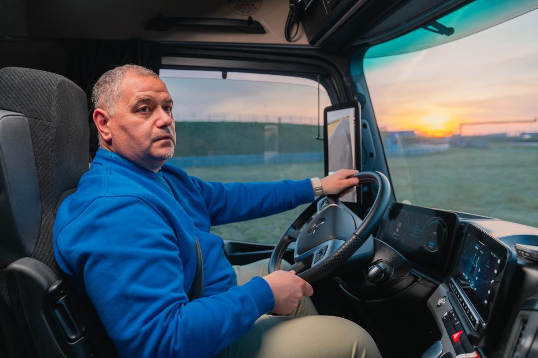 Mercedes-Benz Trucks lässt einen batterieelektrischen Fernverkehrs-Lkw eActros 600 samt Auflieger mehr als 100 Kilometer ununterbrochen rückwärtsfahren. Die Aktion soll den bisherigen „GUINNESS WORLD RECORDS“-Weltrekord wieder nach Deutschland holen. | Bild: Daimler Truck