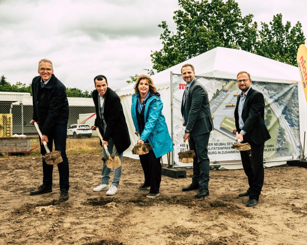 Spatenstich in Lüneburg: v.l. Landrat Jens Böther, Moin-Geschäftsführer Nikolas Wenzel, Lüneburgs Oberbürgermeisterin Claudia Kalisch, Betriebshofleiter Alex Meier und Nils Richert, Leiter Vertrieb und Projekte Ladeinfrastruktur DACH von Daimler Buses. (Foto: Daimler Truck AG)