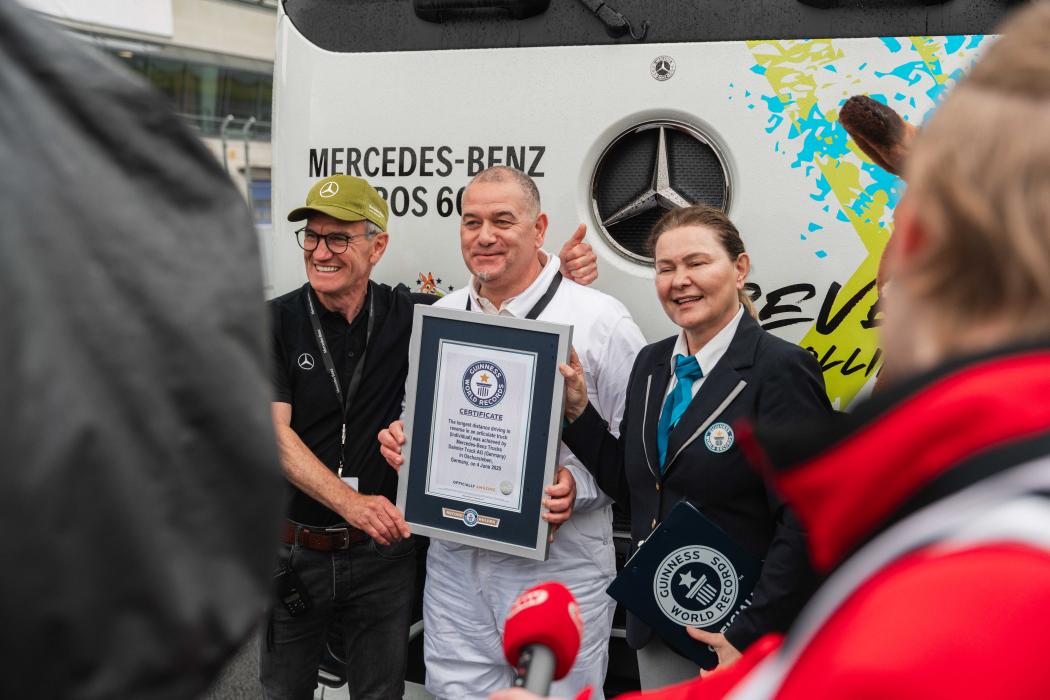 Weltrekord offiziell bestätigt: Marco Hellgrewe erhält die Urkunde für die erfolgreich absolvierte Rückwärtsfahrt mit dem eActros 600. (Foto: Daimler Truck AG)