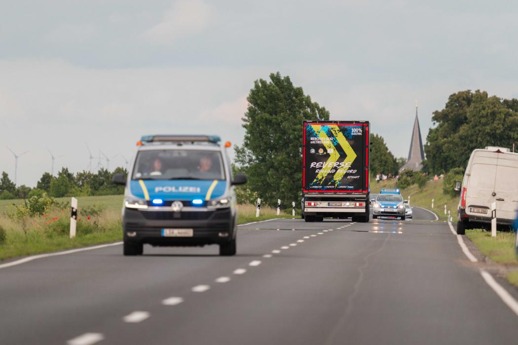 Großes Hallo in Halberstadt: Der Mercedes-Benz eActros 600 fährt 30 Kilometer rückwärts auf öffentlichen Straßen zum Global Parts Center. | Bild: Daimler Truck