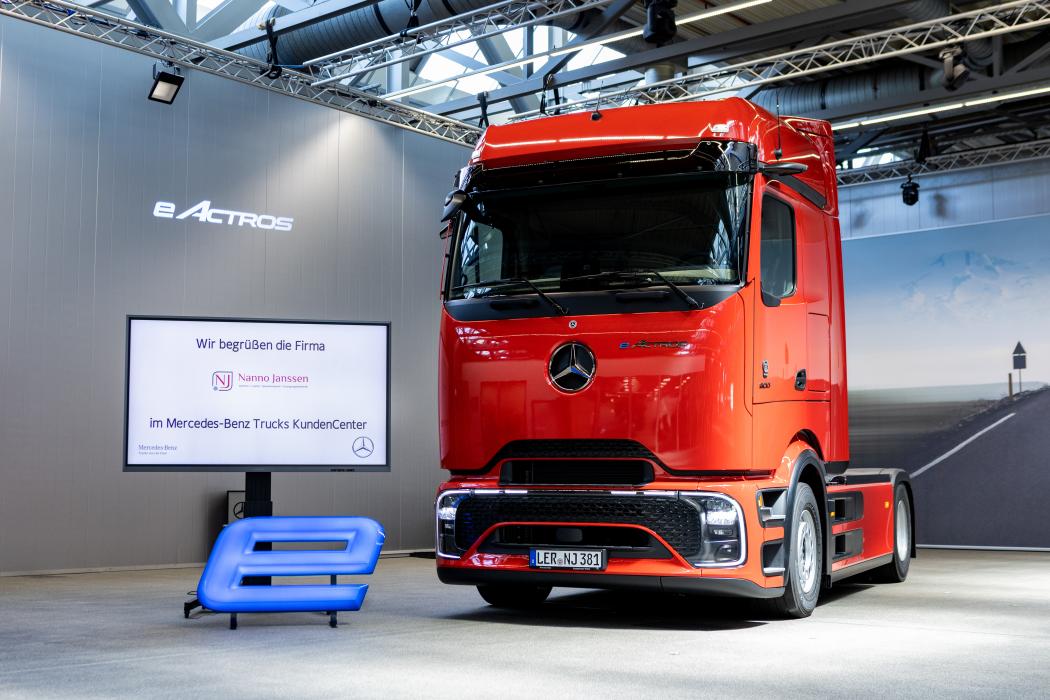 Ein eActros 600 der Spedition Nanno Janssen bei der offiziellen Fahrzeugübergabe im Mercedes-Benz Trucks KundenCenter in Wörth. (Foto: Daimler Truck AG)