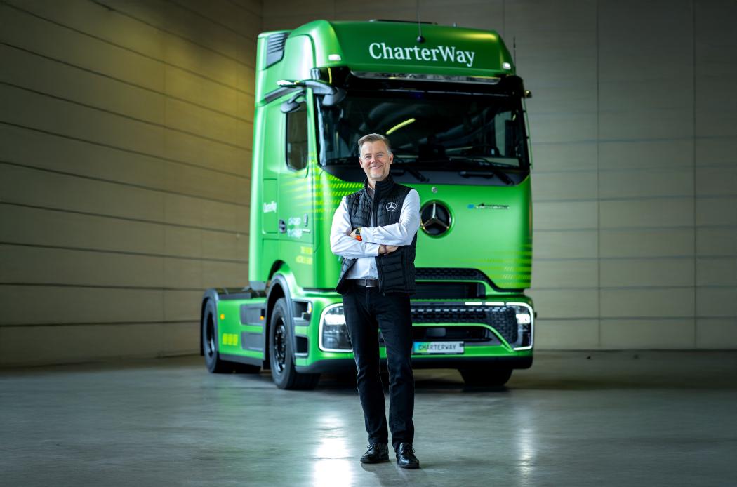 Martin Kehnen, CEO der CharterWay GmbH, mit dem eActros 600. | Bild: Daimler Truck