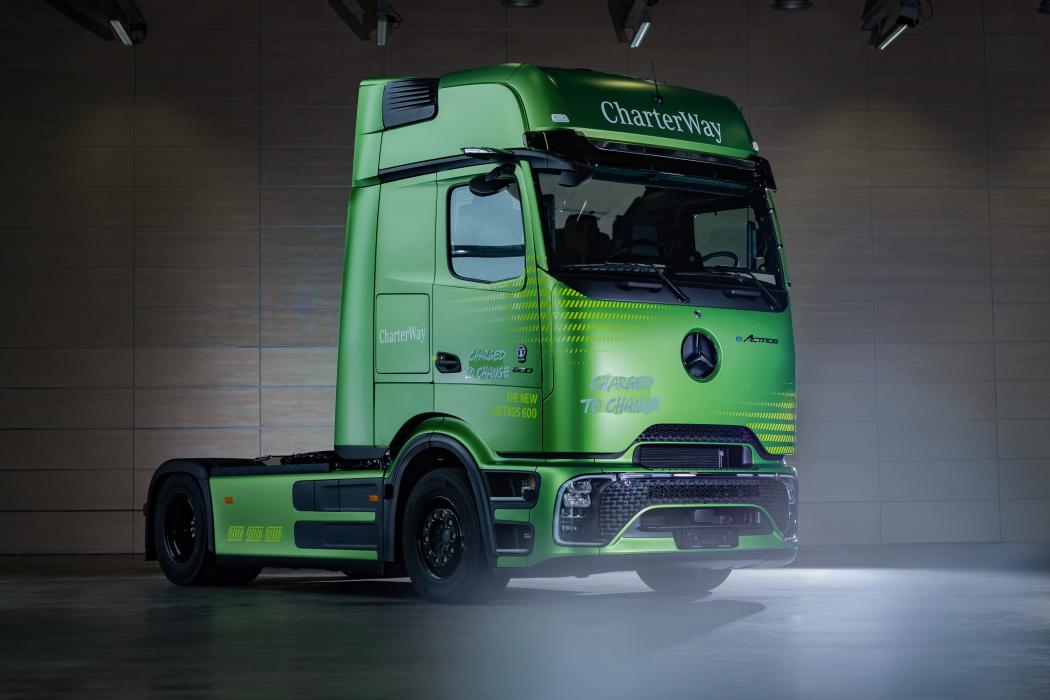 Ein neuer E-Lkw verlässt das Werksgelände und fährt auf eine Fernverkehrsroute – Symbolbild für moderne Antriebstechnologien im Schwerlastverkehr. | Foto: Daimler Truck