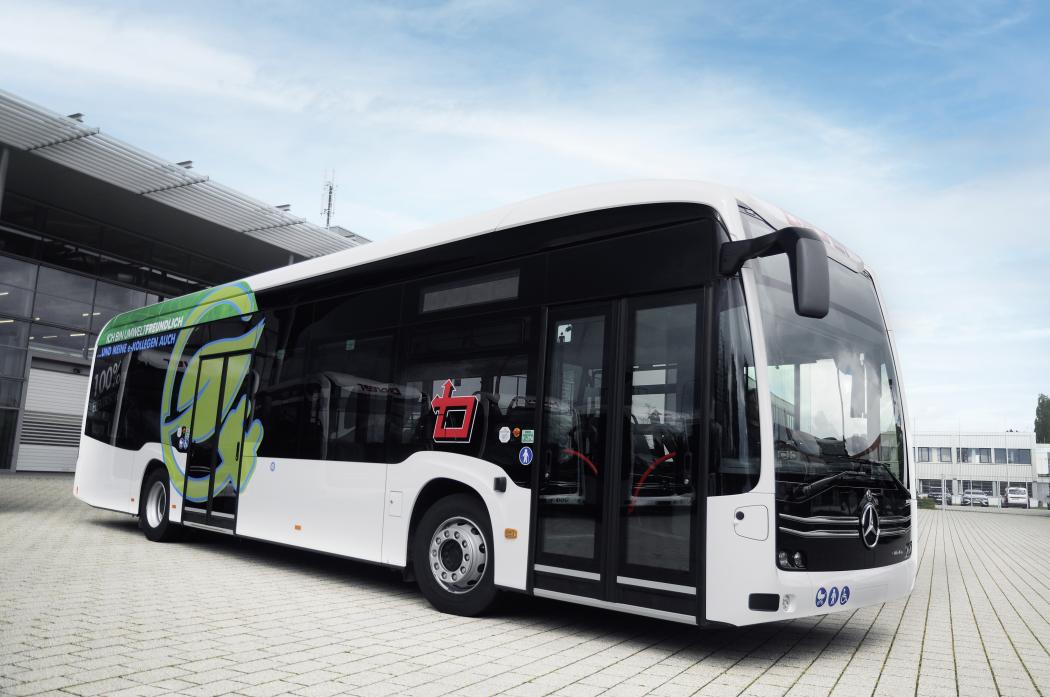 Bayer aus Ehingen hat fünf Mercedes-Benz eCitaro mit NMC3-Batteien und einer Gesamtkapazität von 589 kWh je Fahrzeug übernommen. (Foto: Daimler Truck AG)