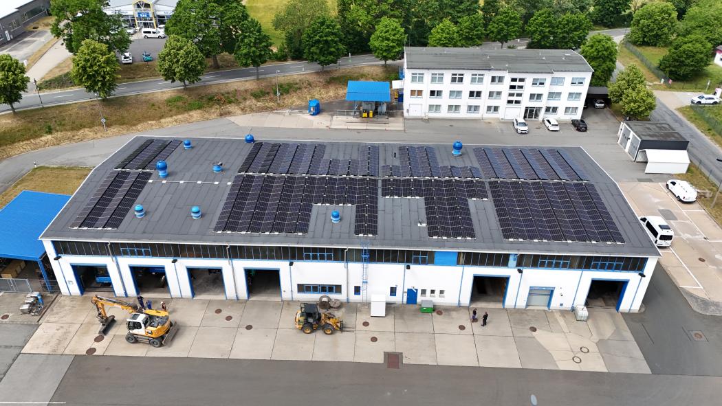 KomBus setzt auf Nachhaltigkeit: Mit der neuen Photovoltaikanlage und einem Batteriespeicher auf dem Betriebsgelände in Bad Lobenstein erreicht das Unternehmen eine hohe Stromautarkie und reduziert seine jährlichen Stromkosten um 50 Prozent. | Foto: enerkii GmbH