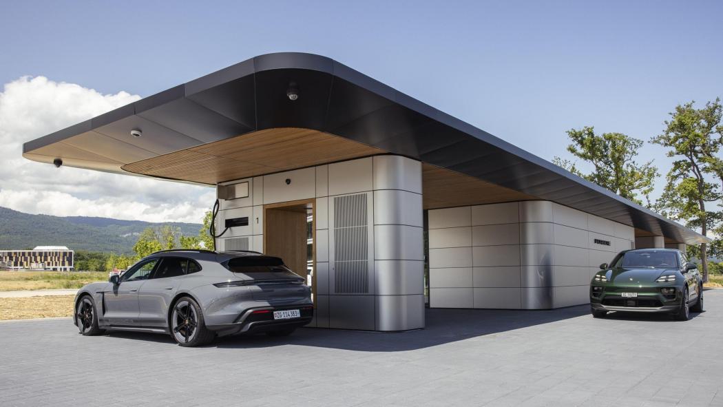 Modular konzipierter Neubau mit hochwertiger Innenausstattung: Die Lounge bietet Nutzerinnen und Nutzern auch während des Ladevorgangs ein komfortables Umfeld. | Foto: Porsche