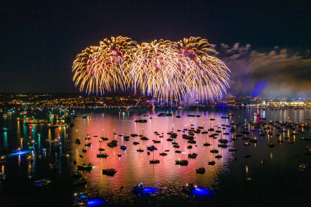 Feuerwerk über dem Bodensee beim Seenachtfest in Konstanz: Höhepunkt des Spektakels mit Blick auf das nächtlich erleuchtete Seeufer. | Foto: Achim Mende